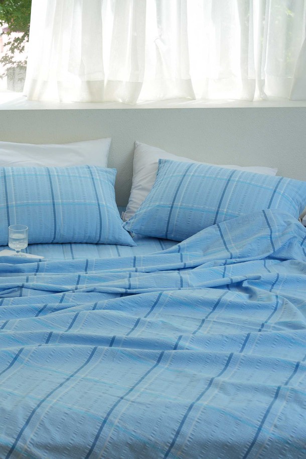 [오리고] 자연이 주는 시원함, 면 시어서커 여름 홑이불은 얇고 가벼운 면 시어서커 소재로 제작되어 통기성이 뛰어나고 시원한 착용감을 선사합니다. 여름철 쾌적한 잠자리를 위한 필수 아이템으로, 블루와 화이트 3가지 컬러 옵션으로 제공되어 취향에 맞게 선택할 수 있습니다. Q 사이즈의 홑이불 단품으로, 체크 패턴 디자인이 시원하고 산뜻한 느낌을 더합니다.
