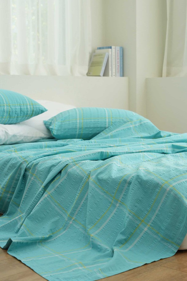 [오리고] 자연이 주는 시원함, 면 시어서커 여름 홑이불 SS 이불단품입니다. 부드러운 면 소재에 통기성이 뛰어난 시어서커 원단을 사용하여 여름철에도 쾌적하게 사용할 수 있습니다. 민트, 화이트, 그레이 3가지 색상으로 출시되었으며, 체크 패턴과 얇은 두께로 시원한 느낌을 더했습니다.
