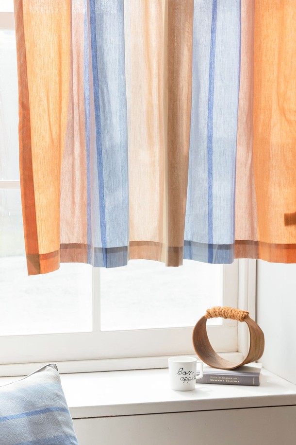 작은 창문에 산뜻함을 더하는 "작은창커튼 20수 썬키스드워터"입니다. 20수 면 원단을 사용하여 부드러운 촉감을 선사하며, 은은하게 햇빛을 가려 자외선 차단 효과를 제공합니다. 오렌지와 블루, 두 가지 투톤 컬러 조합으로 어떤 공간에도 모던한 분위기를 연출합니다. 작은 창문 전용으로 제작되어 좁은 공간에도 부담 없이 설치할 수 있습니다. 실내 장식을 위한 포인트 아이템으로, 공간에 활력을 불어넣어 보세요.
