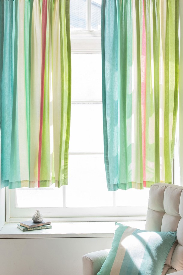 "작은창커튼 20수 선샤인리브즈"는 얇은 두께감의 작은 창문용 커튼입니다. 면 소재의 20수 원단을 사용하여 부드러운 질감을 선사하며, 햇빛을 은은하게 조절해 줍니다. 민트, 그린, 핑크 등 산뜻한 멀티컬러 디자인으로 다양한 인테리어에 잘 어울립니다. 무지 패턴으로 깔끔하고 모던한 분위기를 연출하며, 일상 공간에 편안함을 더합니다. 창문에 간편하게 설치하여 공간의 분위기를 변화시켜 보세요.
