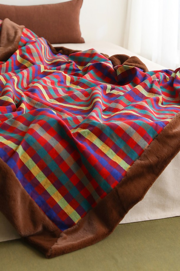 벨보아 수제면 블랭킷 L 초코레드는 부드러운 촉감과 따뜻함을 선사하는 두꺼운 두께의 블랭킷입니다. 초코, 레드, 멀티 색상으로 구성되어 있으며, 클래식한 체크 패턴 디자인으로 제작되었습니다. 넉넉한 L 사이즈로 제작되어 일상생활에서 넉넉하게 사용하실 수 있습니다. 벨보아 원단을 사용하여 포근함을 더했으며, 숙련된 장인의 손길로 제작된 수제 블랭킷입니다. 보온 기능으로 쌀쌀한 날씨에도 따뜻하게 몸을 감쌀 수 있습니다.
