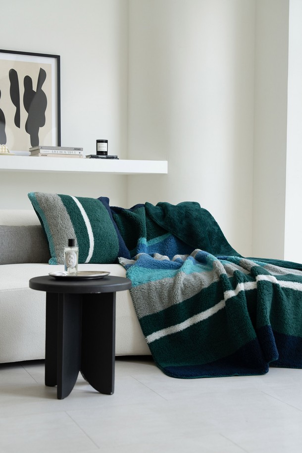 [오리고] 플리스 블랭킷 M 125*175는 부드러운 플리스 소재로 제작되어 포근한 보온성을 제공하는 블랭킷입니다. 그린, 블루, 그레이, 화이트 4가지 색상으로 출시되어 취향에 맞게 선택할 수 있으며, 스트라이프 무늬로 포인트를 주었습니다. 두꺼운 두께감으로 가을, 겨울철 따뜻하게 사용할 수 있으며, 125*175 사이즈로 넉넉하게 사용하기 좋습니다. 일상생활에서 편안하게 사용할 수 있는 베이직 스타일의 블랭킷입니다.
