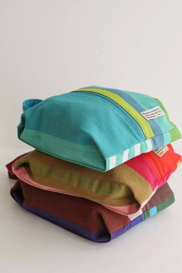 [오리고] 신발주머니 슈즈 파우치백 (3 color)은 여성용으로, 캐주얼, 미니멀, 스포티 스타일을 연출하기 좋은 신발 보관 파우치입니다. 면과 폴리에스테르 혼방 소재로 제작되어 23cm X 35cm X 8cm 크기의 미디엄 사이즈이며, 무지 디자인에 블러쉬, 피오니 레드, 브라운, 민트 4가지 색상으로 출시되었습니다. 방수 기능과 넉넉한 수납 공간을 갖춰 스포츠, 여행, 캠핑, 수영, 골프, 테니스, 일상 등 다양한 용도로 활용 가능하며, 에코 친화적 소재, 입체적 디자인, 확장형 수납공간, 방수 안감, 손목 스트랩, 지퍼형 잠금 방식 등의 특징을 갖추었습니다. 여행룩과 캠핑룩에 잘 어울리는 실용적인 아이템입니다.
