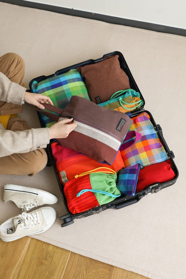 [오리고] 신발주머니 슈즈 파우치백 3 color는 여성 및 남성 모두 사용 가능한 미디엄 사이즈의 신발 주머니입니다. 면과 폴리에스테르 혼방 소재로 제작되었으며, 블러쉬 & 피오니 레드, 트리 투 플라이 브라운, 티티카카 민트 3가지 색상으로 출시되었습니다. 사각 모양에 손목 스트랩이 달려 있으며, 지퍼로 간편하게 열고 닫을 수 있습니다. 23cm X 35cm X 8cm 크기로, 3차원 확장이 가능하여 넉넉한 수납력을 자랑하며, 최대 270mm 사이즈의 신발까지 보관할 수 있습니다. 방수 안감 처리로 물로부터 내용물을 보호하며, 스포츠, 골프, 테니스, 수영, 피크닉, 캠핑, 여행 등 다양한 용도로 활용 가능합니다.
