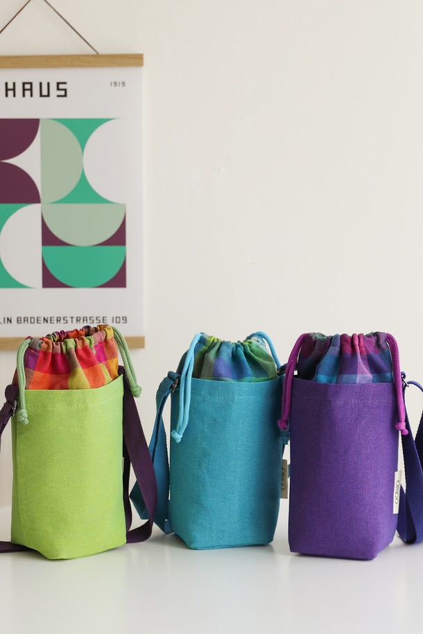 [오리고] 보온보냉 크로스 텀블러백 물병가방은 등산, 레저, 일상, 여행 등 다양한 용도로 활용 가능한 실용적인 가방입니다. 면과 PVC 소재로 제작되었으며, 사인머스컷 그린, 칸문 블루, 털란시아 퍼플 3가지 컬러의 스트라이프 패턴으로 디자인되었습니다. 미디엄 사이즈의 원통형 텀블러백으로, 복조리형 오픈 방식과 넓은 입구, 조절 가능한 스트랩, 넉넉한 바닥 너비가 특징입니다. 보온, 보냉 기능을 갖춰 텀블러와 생수병을 안전하게 보관하며, 아이스팩을 넣어 시원함을 유지할 수도 있습니다. 크로스 형태로 간편하게 착용할 수 있는 실용적인 물병 가방입니다.
