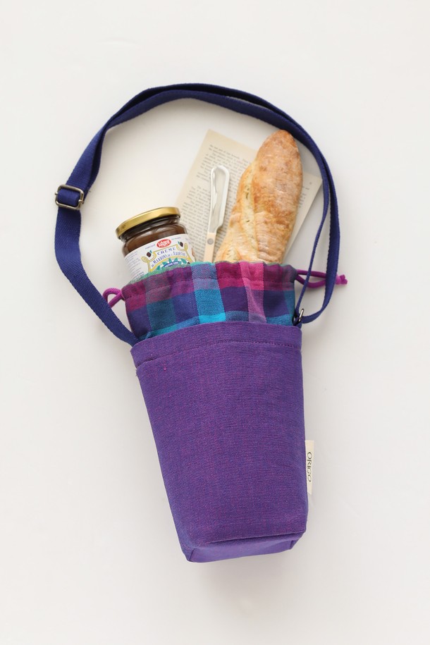 [오리고] 보온보냉 크로스 텀블러백 물병가방은 "사인머스컷 그린", "칸문 블루", "털란시아 퍼플" 3가지 색상으로 출시되었습니다. 면과 PVC 소재를 사용하여 제작되었으며, 미디엄 사이즈의 원통형 디자인으로 스트라이프와 체크 패턴을 더했습니다. 넓은 바닥과 조절 가능한 두꺼운 웨빙 스트랩, 그리고 친환경 수제 면 소재가 돋보이며, 보온, 보냉, 방수 기능을 갖춰 하이킹, 여행, 일상생활에서 활용하기 좋습니다. 조임용 끈으로 손쉽게 여닫을 수 있으며, 텀블러를 안전하게 휴대할 수 있도록 넓은 입구를 제공합니다.
