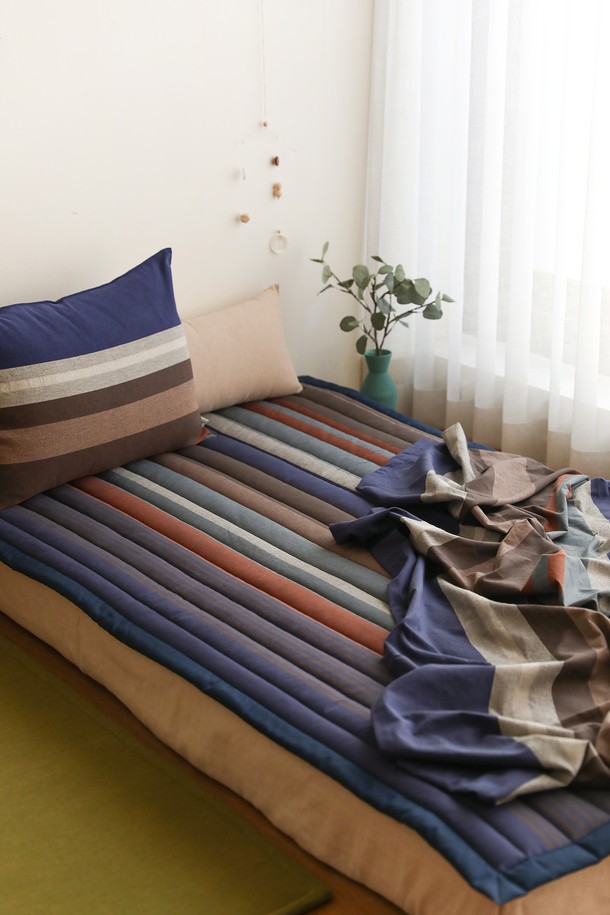 [오리고] 20수 누빔 면 패드 인디안블루로빈 SS는 부드러운 20수 면 소재로 제작되어 포근한 촉감을 선사합니다. 인디안블루와 브라운 컬러의 조화로운 스트라이프 패턴이 돋보이며, 얇은 두께감으로 여름철에도 쾌적하게 사용할 수 있습니다. 침구용으로 적합하며, PE 미끄럼 방지 처리가 되어 있어 안정적인 사용이 가능합니다. 수작업으로 제작되어 섬세하며, 40도 이상의 표면 사용은 권장하지 않습니다.
