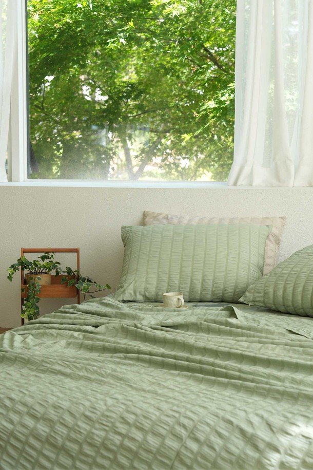 [오리고] 샤르르 시어서커 여름 홑이불은 시원한 여름을 위한 필수 아이템입니다. 통기성이 뛰어나고 속건 기능으로 쾌적한 잠자리를 제공하며, 보송보송한 촉감의 면 소재로 제작되었습니다. 얇은 두께의 시어서커 원단은 피부에 달라붙지 않아 쾌적하며, 입체적인 올록볼록 조직과 구김이 잘 생기지 않는 특징으로 관리가 용이합니다. 베이지, 그린, 차콜 그레이, 화이트, 라벤더 퍼플 5가지 다채로운 컬러로 출시되어, SS 사이즈와 Q 사이즈 중 선택 가능하며 캠핑, 피크닉 등 다양한 용도로 활용할 수 있습니다.
