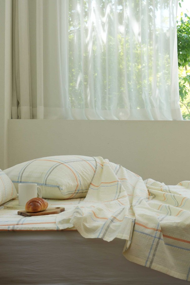 [오리고] 자연이 주는 시원함, 면 시어서커 여름 홑이불은 얇고 부드러운 면 소재로 제작되어 여름철에도 쾌적한 잠자리를 제공합니다. 시원한 통기성을 자랑하는 시어서커 원단에 체크 패턴 디자인을 더했으며, 화이트와 오렌지 등 3가지 컬러 옵션으로 취향에 맞게 선택할 수 있습니다. Q 사이즈의 홑이불 단품으로, 시원하고 편안한 여름 침구를 찾는 분들께 추천합니다.
