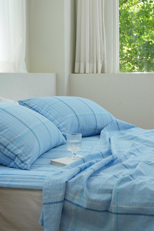 [오리고] 자연이 주는 시원함, 면 시어서커 여름 홑이불은 3가지 아이보리, 블루 컬러로 제공되며, 얇고 부드러운 면 100% 소재로 제작되어 피부에 닿는 시원한 촉감을 선사합니다. 3D 입체 구조의 시어서커 원단은 통기성이 뛰어나 땀이 나도 달라붙지 않아 쾌적하며, 자연 냉감 기능과 세탁기 사용이 가능하여 여름철 침실을 더욱 편안하게 만들어 줍니다. SS(싱글), Q(퀸) 사이즈로 만나보실 수 있습니다.
