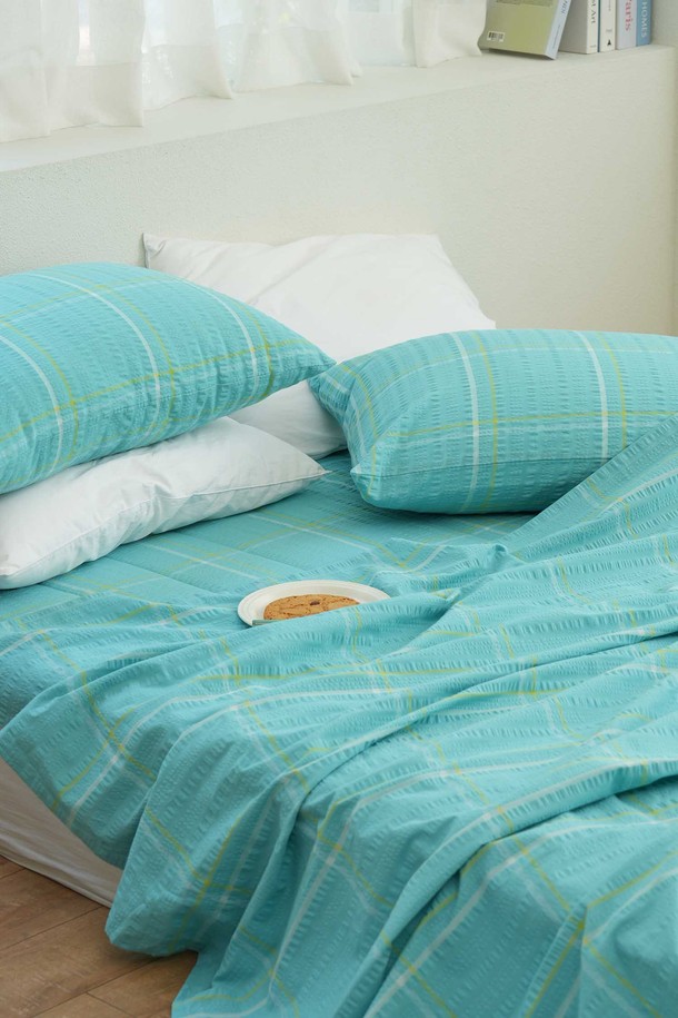 [오리고] 자연이 주는 시원함, 면 시어서커 여름 홑이불 SS 이불단품입니다. 부드러운 면 소재에 통기성이 뛰어난 시어서커 원단을 사용하여 여름철에도 쾌적하게 사용할 수 있습니다. 민트, 화이트, 그레이 3가지 색상으로 출시되었으며, 체크 패턴과 얇은 두께로 시원한 느낌을 더했습니다.
