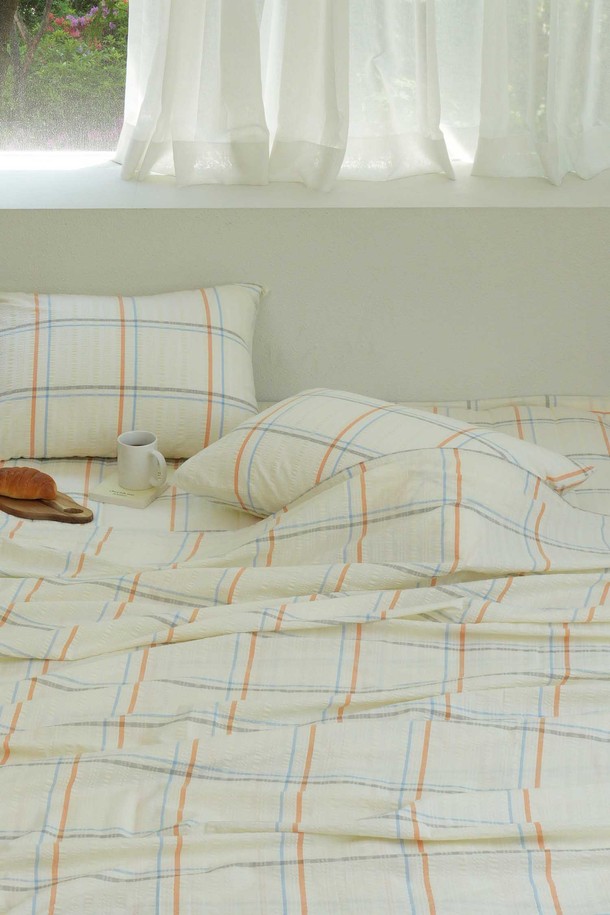 [오리고] 자연이 주는 시원함, 면 시어서커 여름 홑이불 SS 이불단품은 민트, 아이보리, 블루 3가지 색상으로 출시되어 시원한 여름 침실을 연출합니다. 면과 폴리에스테르 혼방의 시어서커 원단은 입체적인 구조로 제작되어 피부에 달라붙지 않아 쾌적하며, 뛰어난 통기성과 냉감 기능으로 시원함을 선사합니다. 가볍고 얇은 두께로 제작되어 여름철 쾌적한 수면 환경을 제공하며, 쿨패드 바인딩 처리로 마감하여 완성도를 높였습니다.
