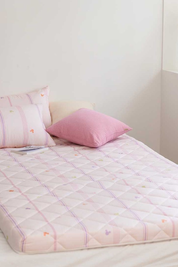 오리고 디즈니 미키 토퍼 매트리스는 8cm 두께로 제작되었으며, 아이들의 편안한 잠자리를 위한 부드러운 촉감을 자랑합니다. "리시안셔스 핑크"와 "하프실크 베이지" 두 가지 색상으로 제공되며, 귀여운 디즈니 미키 마우스 패턴 퀼팅 디자인이 특징입니다. 모달 코튼, 폴리우레탄, 폴리에스터 등 꼼꼼하게 엄선된 소재로 제작되어 방수, 항균, 통기성, 수분 차단 기능으로 위생적인 사용이 가능합니다. 지퍼 타입 분리형 커버와 완전 방수 이너커버, 먼지진드기 방지 기능, 라돈 테스트 완료 및 어린이 척추 발달 안전 설계로 안심하고 사용할 수 있습니다.
