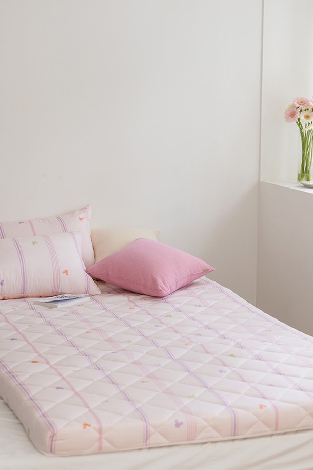 오리고 디즈니 미키 토퍼 매트리스 SS 2 color는 8cm 두께로 제작된 토퍼 매트리스입니다. 면모달, 폴리에스터, 폴리우레탄 소재를 사용하여 부드러운 쿠션감을 제공하며, 열가소성 폴리우레탄 방수 코팅으로 물로부터 보호합니다. 디즈니 미키 정품 디자인과 캐릭터 패턴으로 귀여움을 더했으며, 지퍼형 분리 커버와 솜누빔 킬팅 커버로 실용성을 높였습니다. 한국의류시험연구원 라돈 검사를 완료하여 안전성을 확보했으며, 라돈 수치는 17.5 베크렐/세제곱미터입니다. SS(110 x 200 x 8 cm) 사이즈로 수면 및 낮잠 용도로 적합하며, 리시안서스핑크, 하프실크베이지 두 가지 색상 중 선택 가능합니다.