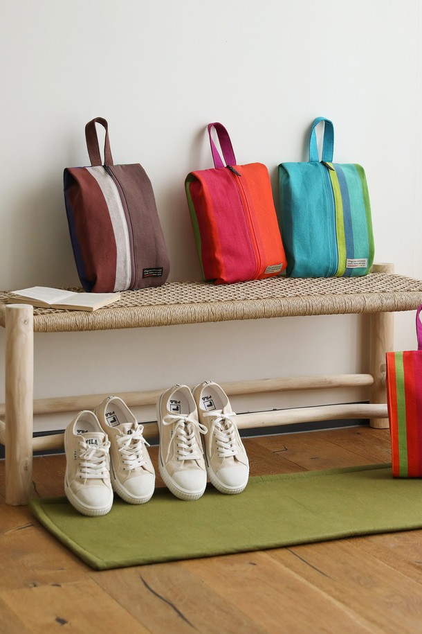 [오리고] 신발주머니 슈즈 파우치백은 3가지 감각적인 컬러(블러쉬 & 피오니 레드, 트리 투 플라이 브라운, 티티카카 민트)로 출시되어 개성을 더합니다. 면과 폴리에스테르 혼방 소재로 제작되었으며, 미디엄 사이즈(23cm X 35cm X 8cm)로 신발 및 다양한 소지품 보관에 용이합니다. 방수 기능의 PU 코팅 외부와 내부 방수 코팅, 3차원 확장 기능, 그리고 손잡이와 손목 스트랩 디자인으로 실용성을 높였습니다. 여행, 캠핑, 스포츠, 피크닉 등 다양한 TPO에 어울리며, 캐주얼, 미니멀, 스포티 스타일을 연출하기 좋습니다.
