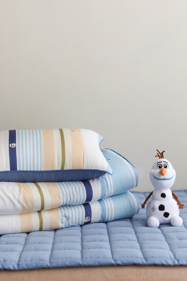 [오리고][디즈니] 키즈 모달 슬림 차렵이불 세트 올라프 컬러오브브리즈는 부드러운 모달 소재로 제작되어 아이들의 편안한 수면을 돕는 침구 세트입니다. 하늘색, 베이지색, 올리브색의 은은한 색감과 올라프 캐릭터, 자연 모티브 디자인이 조화롭게 어우러져 캐주얼한 분위기를 연출합니다. 차렵이불, 베개커버, 보관가방으로 구성되어 실용적이며, 지퍼형 베개커버와 내부 패딩 처리로 편안함을 더했습니다. 사계절 내내 사용할 수 있으며, 통기성이 뛰어나 쾌적한 잠자리를 제공합니다. 부드러운 촉감과 함께 아이들이 좋아하는 디자인으로 제작되어 일상생활에서도 유용하게 사용할 수 있습니다.
