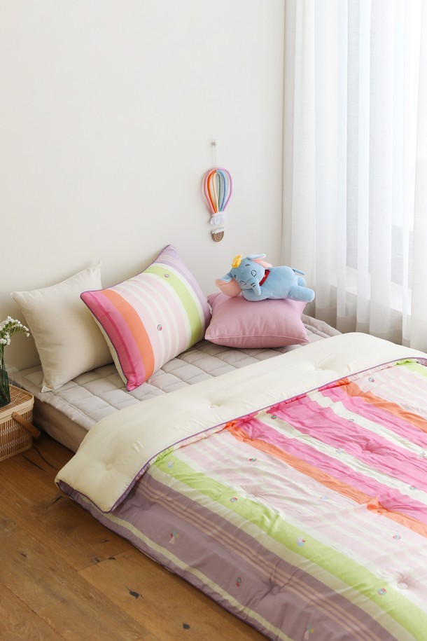 [오리고][디즈니] 키즈 모달 슬림 차렵이불 세트 덤보 리시안셔스입니다. 부드러운 모달 소재로 제작되어 아이들의 연약한 피부에 자극 없이 사용할 수 있습니다. 사랑스러운 덤보 캐릭터와 리시안셔스 꽃 패턴 디자인이 돋보이며, 아이보리, 주황, 연보라, 분홍, 연두 등 다양한 파스텔톤 컬러로 출시되었습니다. 차렵이불, 베개커버, 보관가방으로 구성된 세트 상품이며, 지퍼형 베개커버와 패딩 처리가 되어 편리하게 사용할 수 있습니다. 부직포 보관가방이 함께 제공되어 보관이 용이하며, 디즈니 라이선스를 받은 정품입니다.
