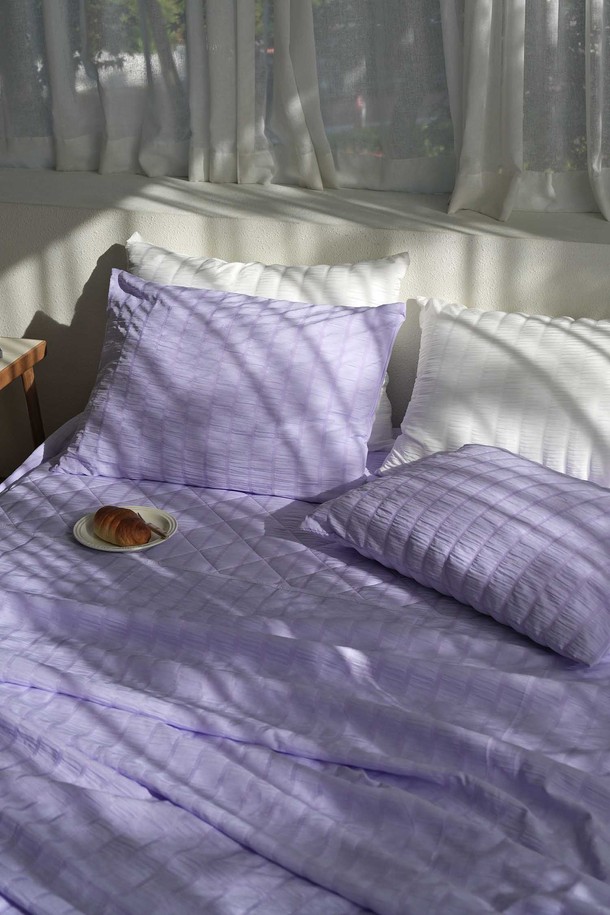 [오리고] 샤르르 시어서커 여름 홑이불은 SS(싱글 사이즈)와 Q(퀸 사이즈)로 만나볼 수 있는 5가지 다채로운 컬러의 여름 홑이불 단품입니다. 시어서커 특유의 입체적인 조직감과 보송보송한 촉감으로 피부에 달라붙지 않아 쾌적한 여름밤을 선사합니다. 폴리에스터 소재로 제작되어 구김이 적고, 통기성과 속건성이 뛰어나며, 얇은 두께로 제작되어 캠핑이나 피크닉 등 다양한 용도로 활용 가능합니다. SS사이즈는 이불 1장, 베개커버 1장, 패드(선택)로, Q사이즈는 이불 1장, 베개커버 2장, 패드(선택)로 구성되어 있습니다. 사계절 사용이 가능하며, 베이지, 그린, 차콜 그레이, 화이트, 라벤더 퍼플의 세련된 컬러 옵션을 제공합니다.
