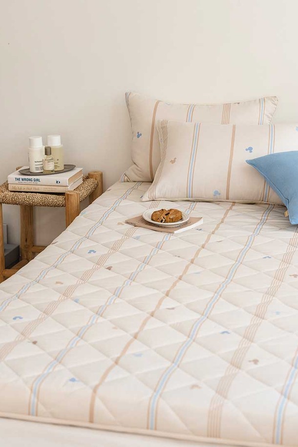 오리고 디즈니 미키 토퍼 매트리스 SS 2 color는 8cm 두께로 제작된 토퍼 매트리스입니다. 면모달, 폴리에스터, 폴리우레탄 소재를 사용하여 부드러운 쿠션감을 제공하며, 열가소성 폴리우레탄 방수 코팅으로 물로부터 보호합니다. 디즈니 미키 정품 디자인과 캐릭터 패턴으로 귀여움을 더했으며, 지퍼형 분리 커버와 솜누빔 킬팅 커버로 실용성을 높였습니다. 한국의류시험연구원 라돈 검사를 완료하여 안전성을 확보했으며, 라돈 수치는 17.5 베크렐/세제곱미터입니다. SS(110 x 200 x 8 cm) 사이즈로 수면 및 낮잠 용도로 적합하며, 리시안서스핑크, 하프실크베이지 두 가지 색상 중 선택 가능합니다.