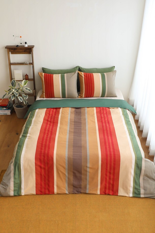 [오리고] 면 홑이불커버 세트 샌드모스 Q(베개커버포함)는 부드러운 감촉의 20수 선염 면 100% 소재로 제작되어 흡습성과 통기성이 우수합니다. 샌드모스를 비롯한 그린, 레드, 브라운 등 다양한 컬러 옵션을 제공하며, 스트라이프 패턴으로 디자인되어 침실에 은은한 포인트를 더합니다. 얇은 두께감으로 사계절 내내 사용 가능하며, 알레르기 반응 없는 화학물질 무첨가 소재로 안심하고 사용할 수 있습니다. 이불커버와 지퍼형 베개커버로 구성되어 있으며, 끈 고정 방식으로 편리하게 사용할 수 있습니다. 분리 세탁이 가능하여 위생적으로 관리할 수 있습니다.
