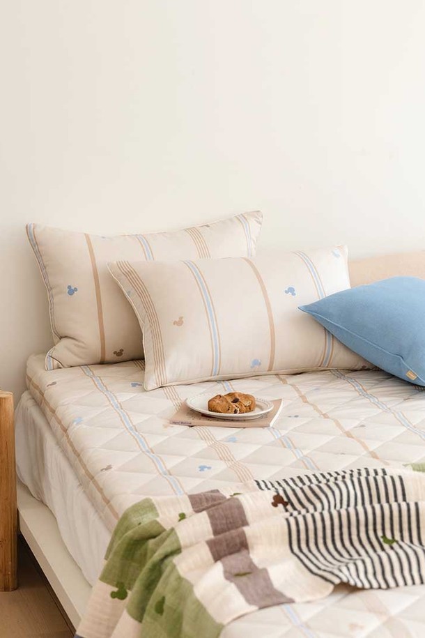 오리고 디즈니 미키 토퍼 매트리스 SS 2 color는 8cm 두께로 제작된 토퍼 매트리스입니다. 면모달, 폴리에스터, 폴리우레탄 소재를 사용하여 부드러운 쿠션감을 제공하며, 열가소성 폴리우레탄 방수 코팅으로 물로부터 보호합니다. 디즈니 미키 정품 디자인과 캐릭터 패턴으로 귀여움을 더했으며, 지퍼형 분리 커버와 솜누빔 킬팅 커버로 실용성을 높였습니다. 한국의류시험연구원 라돈 검사를 완료하여 안전성을 확보했으며, 라돈 수치는 17.5 베크렐/세제곱미터입니다. SS(110 x 200 x 8 cm) 사이즈로 수면 및 낮잠 용도로 적합하며, 리시안서스핑크, 하프실크베이지 두 가지 색상 중 선택 가능합니다.