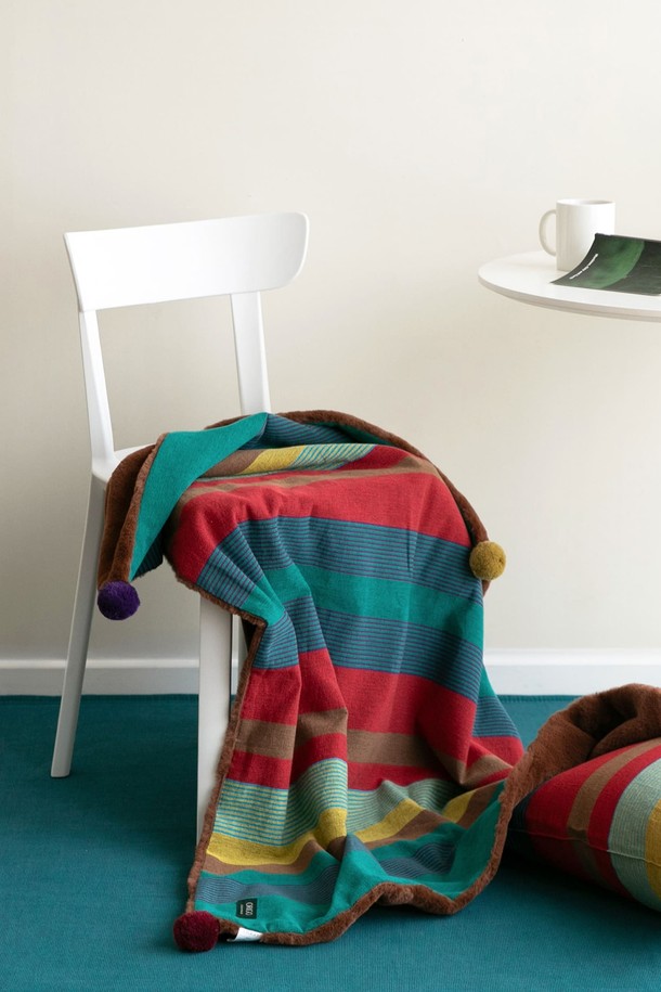 극세사 벨보아 니트방울 블랭킷 피콕스윙은 부드러운 극세사와 벨보아 소재로 제작되어 포근한 촉감을 선사합니다. 레드, 그린, 블루 컬러의 스트라이프 패턴이 캐주얼한 분위기를 연출하며, 니트방울 장식이 포인트를 더합니다. 두께감이 있어 가을과 겨울철 보온성을 높여주며, 일상생활에서 편안하게 사용할 수 있습니다.
