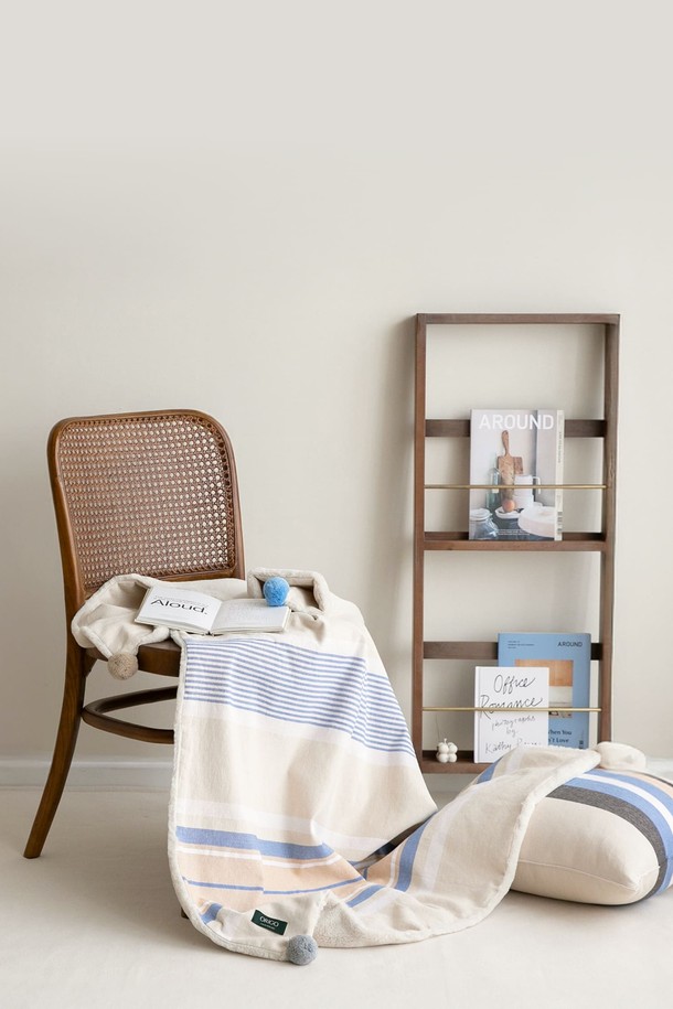 극세사 벨보아 니트방울 블랭킷 하프씰은 부드러운 극세사와 벨보아 소재로 제작되어 포근한 촉감을 선사하는 블랭킷입니다. 심플하고 베이직한 디자인에 니트방울 디테일이 더해져 포인트를 더했습니다. 가을, 겨울 시즌 침구 또는 인테리어 소품으로 활용하기 좋으며, 보온 기능으로 따뜻함을 유지해 줍니다. 화이트와 블루 두 가지 색상으로 만나볼 수 있으며, 하프 사이즈로 실용성을 더했습니다.
