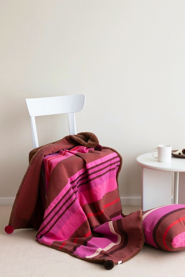 극세사 벨보아 니트방울 블랭킷 다알리아레드는 부드러운 극세사와 벨보아 소재를 사용하여 포근함을 선사합니다. 짙은 다알리아레드 컬러와 니트방울 디테일이 돋보이는 블랭킷으로, 가을과 겨울철 따뜻함을 더해줍니다. 두꺼운 두께로 보온성이 뛰어나 일상생활에서 넉넉하게 사용하기 좋습니다. 포근한 촉감으로 편안한 휴식을 취할 수 있으며, 베이직한 디자인으로 어디든 잘 어울립니다.
