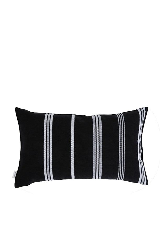 부드러운 오가닉 코튼 소재의 쿠션 겸 베개 커버, 사일런스 블랙을 소개합니다. 침실 인테리어에 미니멀한 스타일을 더해 줄 이 커버는 30x50 사이즈로 제작되었습니다. 섬세한 스트라이프 패턴이 은은한 포인트를 주며, 쿠션과 베개 모두 사용 가능하여 실용적입니다. 블랙 컬러로 어떤 침구에도 잘 어울리며 편안한 휴식을 선사합니다.
