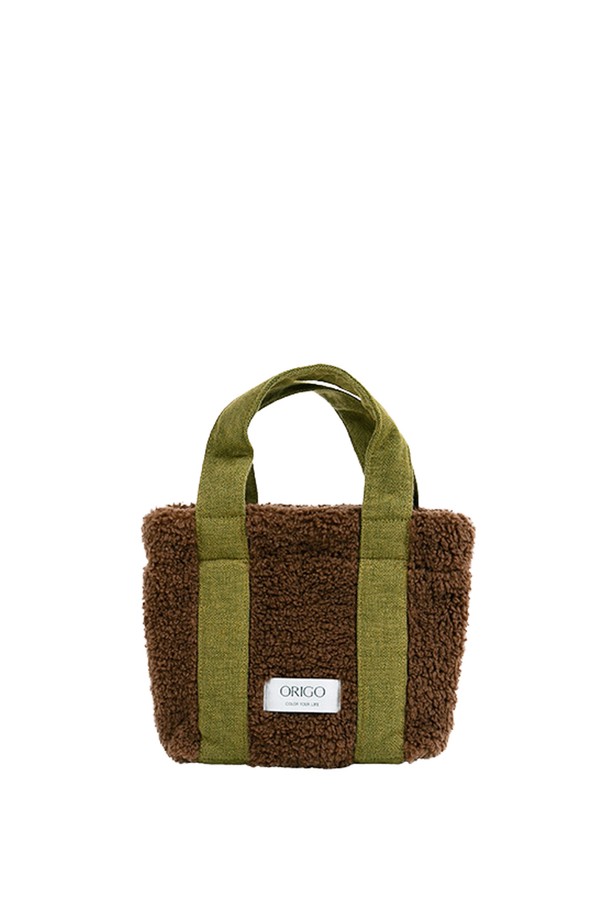 부드러운 플리스 소재로 제작된 플리스 스퀘어 토트백입니다. 여성용 미디엄 사이즈 토트백으로, 무지 디자인에 브라운, 카키 등 4가지 컬러로 구성되어 있어 다양한 스타일에 활용하기 좋습니다. 사각형 모양에 오픈형 잠금 방식이며, 손잡이가 있어 편리하게 들고 다닐 수 있습니다. 미니멀, 클래식, 캐주얼 스타일을 즐겨 입는 분들께 추천합니다. 투톤 컬러로 포인트를 더해 개성 있는 연출을 완성해보세요.
