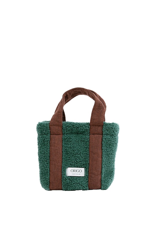 플리스 스퀘어 토트백 4컬러는 부드러운 플리스 소재로 제작된 여성용 토트백입니다. 미디엄 사이즈의 사각 형태에, 캐주얼하고 미니멀한 스타일을 더했습니다. 그린, 브라운 등 4가지 다채로운 컬러로 출시되어, 데일리룩에 포인트 아이템으로 활용하기 좋습니다. 오픈형 디자인으로, 넉넉한 수납공간과 편리한 핸들 디테일이 돋보입니다. 일상생활에서 편안하게 사용할 수 있는 실용적인 가방입니다.
