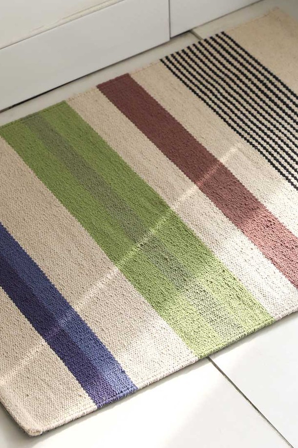 발매트 겸 다용도 러그인 "코지프레임"은 부드러운 촉감과 3cm 두께로 포근함을 선사합니다. 면과 폴리에스테르 혼방 소재에 핸드메이드 선염 기법을 더해 자연스러운 직조결을 살렸으며, 먼지 날림이 적어 위생적입니다. 흡습 및 미끄럼 방지 기능으로 현관, 베란다, 주방, 욕실, 침실, 아이방 등 다양한 공간에서 실용적으로 사용 가능합니다. "코지프레임"은 S, L 두 가지 사이즈로 출시되어, 원하는 공간에 맞춰 선택할 수 있습니다. 미색, 소록색, 갈색, 검정 4가지 컬러의 "코지프레임"으로 집안 분위기를 산뜻하게 연출해 보세요.
