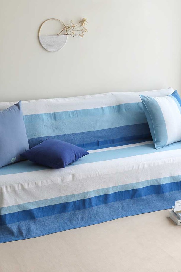 [오리고] 홑이불 겸 스프레드 160x215cm - 소파커버 퓨어스카이는 100% 유기농 수제 면으로 제작되어 부드러운 촉감을 자랑합니다. 시원한 스카이블루, 화이트, 실버그레이 색상의 스트라이프 패턴은 여름 하늘과 구름을 연상시키며, 미니멀한 스타일을 연출합니다. 흡습 기능이 있어 쾌적하게 사용할 수 있으며, 홑이불, 소파커버, 피크닉 매트 등 다용도로 활용 가능합니다. 세탁할수록 더욱 부드러워지는 특징을 가지고 있습니다. 160x215cm 사이즈로 제작되었습니다.
