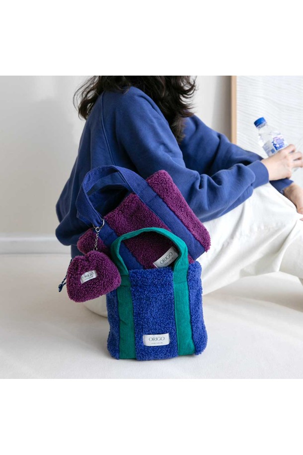 플리스 스퀘어 토트백 4color는 부드러운 플리스 소재로 제작된 여성용 토트백입니다. 미디엄 사이즈의 사각 디자인으로, 손잡이가 있어 실용성을 더했습니다. 세련된 투톤 컬러 배색과 무지 패턴이 특징이며, 블루와 그린 두 가지 색상으로 만나볼 수 있습니다. 미니멀, 클래식, 캐주얼 스타일 모두 소화 가능하며, 데이트룩, 출근룩, 모임룩 등 다양한 TPO에 활용하기 좋습니다.
