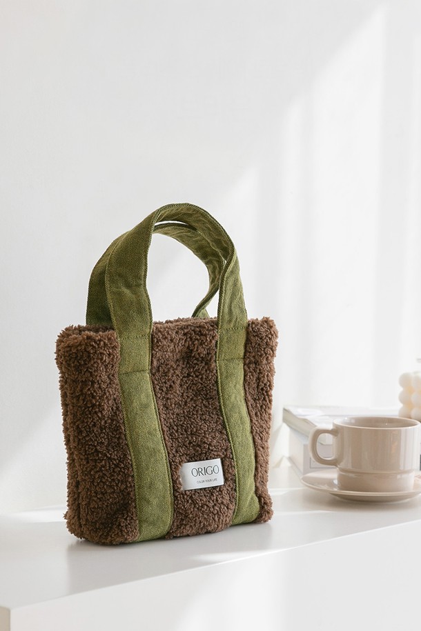 부드러운 플리스 소재로 제작된 플리스 스퀘어 토트백입니다. 여성용 미디엄 사이즈 토트백으로, 무지 디자인에 브라운, 카키 등 4가지 컬러로 구성되어 있어 다양한 스타일에 활용하기 좋습니다. 사각형 모양에 오픈형 잠금 방식이며, 손잡이가 있어 편리하게 들고 다닐 수 있습니다. 미니멀, 클래식, 캐주얼 스타일을 즐겨 입는 분들께 추천합니다. 투톤 컬러로 포인트를 더해 개성 있는 연출을 완성해보세요.
