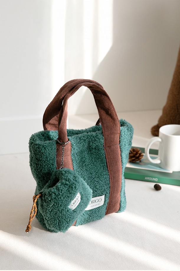 플리스 스퀘어 토트백 4컬러는 부드러운 플리스 소재로 제작된 여성용 토트백입니다. 미디엄 사이즈의 사각 형태에, 캐주얼하고 미니멀한 스타일을 더했습니다. 그린, 브라운 등 4가지 다채로운 컬러로 출시되어, 데일리룩에 포인트 아이템으로 활용하기 좋습니다. 오픈형 디자인으로, 넉넉한 수납공간과 편리한 핸들 디테일이 돋보입니다. 일상생활에서 편안하게 사용할 수 있는 실용적인 가방입니다.
