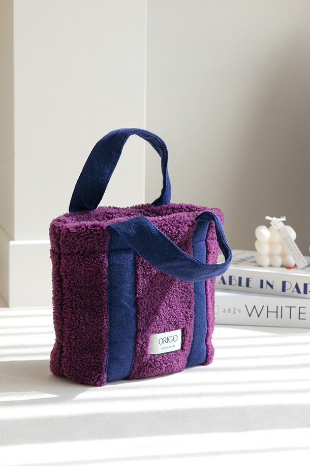 플리스 스퀘어 토트백 4컬러는 부드러운 플리스 소재로 제작되어 따뜻함과 편안함을 선사합니다. 미디엄 사이즈의 사각 토트백으로, 데이트룩, 모임룩, 출근룩 등 다양한 TPO에 활용하기 좋습니다. 미니멀, 클래식, 캐주얼 스타일 모두 소화 가능한 디자인이며, 4가지 다채로운 컬러 구성으로 폭넓은 선택지를 제공합니다. 심플한 디자인에 투톤 컬러 배색이 포인트로 들어가 세련된 분위기를 더합니다. 가방 내부에는 넉넉한 수납 공간과 손잡이가 있어 실용성을 높였습니다.
