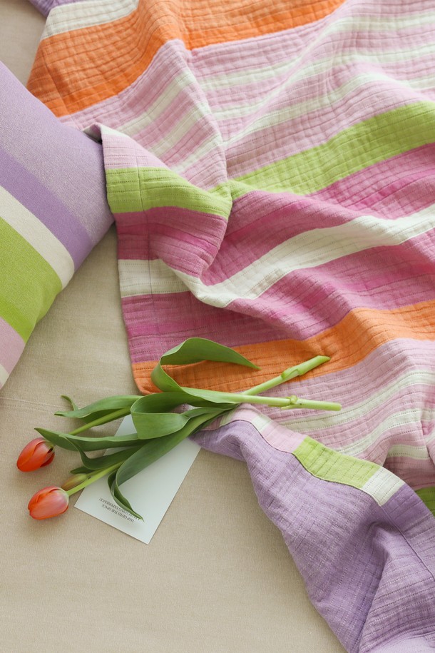 [오리고] 3중직 거즈 이불 겸 스프레드 리시안셔스 Q는 부드러운 촉감의 사계절용 침구입니다. 3중직 거즈 소재로 제작되어 흡습성이 뛰어나 쾌적한 잠자리를 제공하며, 이불과 스프레드로 모두 활용 가능합니다. 리시안셔스 디자인과 스트라이프 무늬가 조화롭게 어우러져 은은한 멋을 더합니다. 퍼플, 오렌지, 핑크, 그린 등 다채로운 컬러 옵션으로 침실 분위기를 화사하게 연출할 수 있습니다. Q 사이즈로 제작되어 다양한 침대에 적합합니다.
