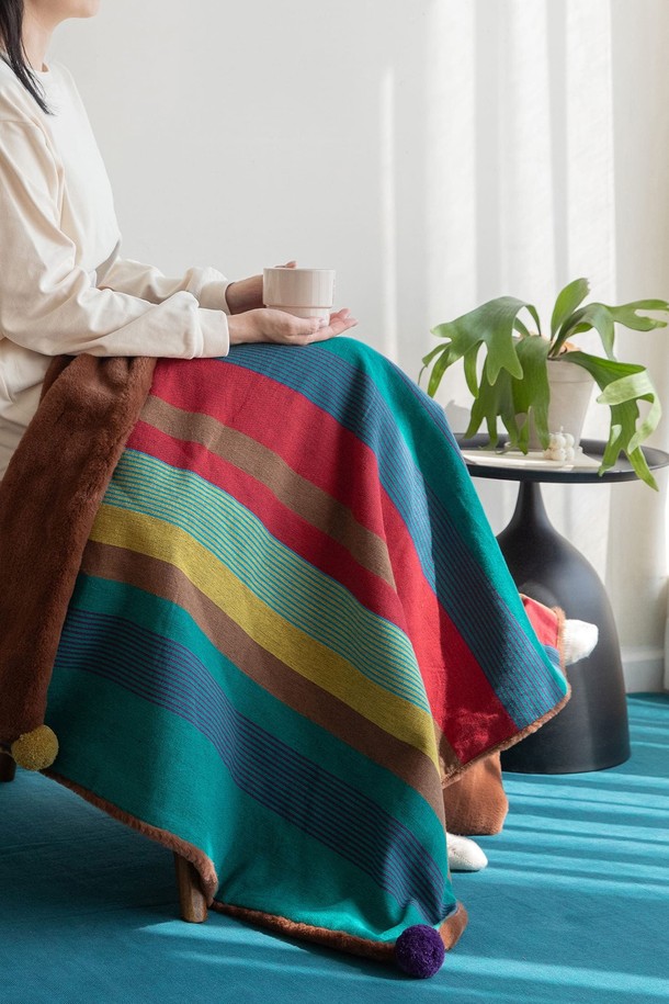 극세사 벨보아 니트방울 블랭킷 피콕스윙은 부드러운 극세사와 벨보아 소재로 제작되어 포근한 촉감을 선사합니다. 레드, 그린, 블루 컬러의 스트라이프 패턴이 캐주얼한 분위기를 연출하며, 니트방울 장식이 포인트를 더합니다. 두께감이 있어 가을과 겨울철 보온성을 높여주며, 일상생활에서 편안하게 사용할 수 있습니다.
