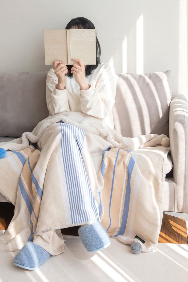 극세사 벨보아 니트방울 블랭킷 하프씰은 부드러운 극세사와 벨보아 소재로 제작되어 포근한 촉감을 선사하는 블랭킷입니다. 심플하고 베이직한 디자인에 니트방울 디테일이 더해져 포인트를 더했습니다. 가을, 겨울 시즌 침구 또는 인테리어 소품으로 활용하기 좋으며, 보온 기능으로 따뜻함을 유지해 줍니다. 화이트와 블루 두 가지 색상으로 만나볼 수 있으며, 하프 사이즈로 실용성을 더했습니다.
