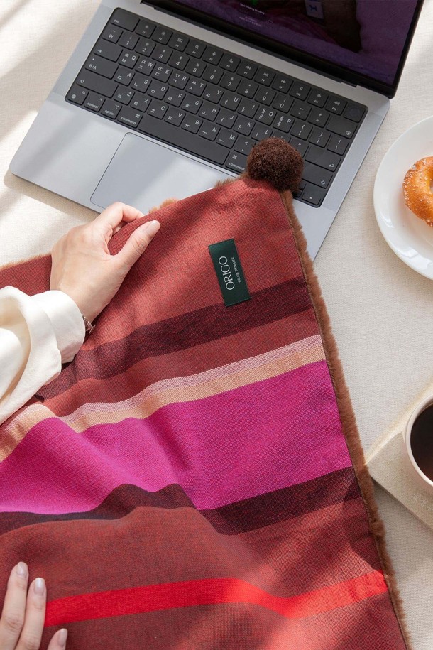 극세사 벨보아 니트방울 블랭킷 다알리아레드는 부드러운 극세사와 벨보아 소재를 사용하여 포근함을 선사합니다. 짙은 다알리아레드 컬러와 니트방울 디테일이 돋보이는 블랭킷으로, 가을과 겨울철 따뜻함을 더해줍니다. 두꺼운 두께로 보온성이 뛰어나 일상생활에서 넉넉하게 사용하기 좋습니다. 포근한 촉감으로 편안한 휴식을 취할 수 있으며, 베이직한 디자인으로 어디든 잘 어울립니다.
