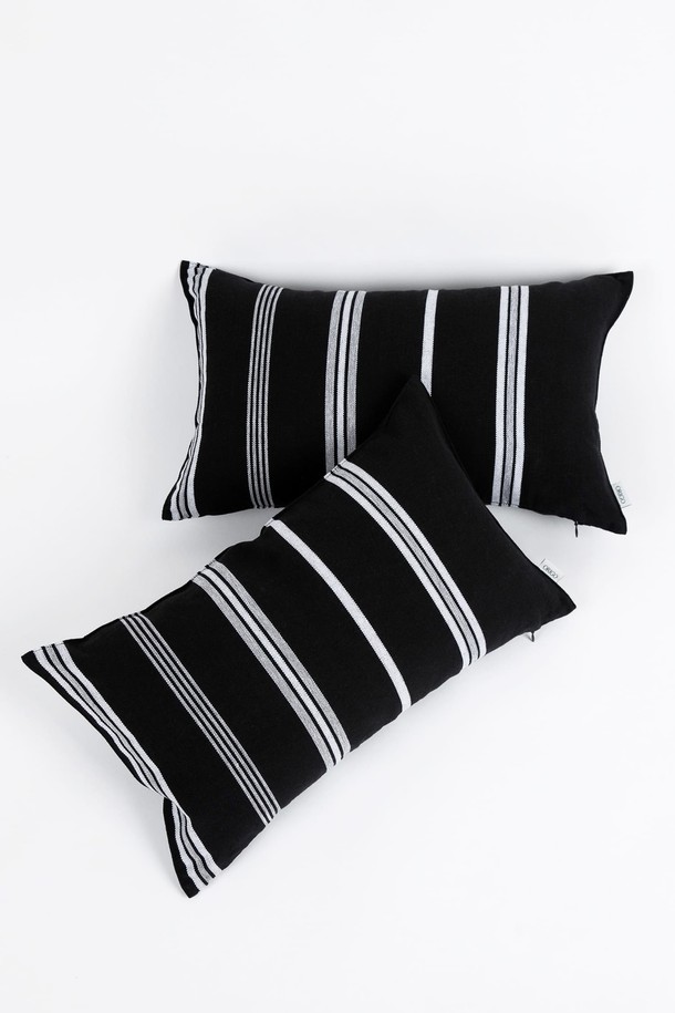 부드러운 오가닉 코튼 소재의 쿠션 겸 베개 커버, 사일런스 블랙을 소개합니다. 침실 인테리어에 미니멀한 스타일을 더해 줄 이 커버는 30x50 사이즈로 제작되었습니다. 섬세한 스트라이프 패턴이 은은한 포인트를 주며, 쿠션과 베개 모두 사용 가능하여 실용적입니다. 블랙 컬러로 어떤 침구에도 잘 어울리며 편안한 휴식을 선사합니다.
