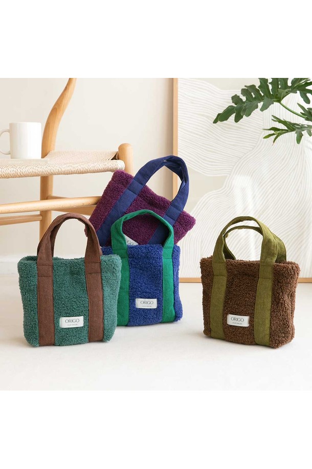 플리스 스퀘어 토트백 4color는 부드러운 플리스 소재로 제작된 여성용 토트백입니다. 미디엄 사이즈의 사각 디자인으로, 손잡이가 있어 실용성을 더했습니다. 세련된 투톤 컬러 배색과 무지 패턴이 특징이며, 블루와 그린 두 가지 색상으로 만나볼 수 있습니다. 미니멀, 클래식, 캐주얼 스타일 모두 소화 가능하며, 데이트룩, 출근룩, 모임룩 등 다양한 TPO에 활용하기 좋습니다.
