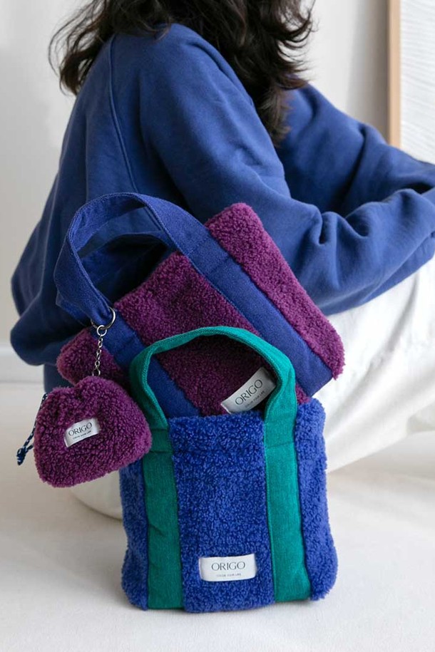 부드러운 플리스 소재로 제작된 플리스 스퀘어 토트백입니다. 여성용 미디엄 사이즈 토트백으로, 무지 디자인에 브라운, 카키 등 4가지 컬러로 구성되어 있어 다양한 스타일에 활용하기 좋습니다. 사각형 모양에 오픈형 잠금 방식이며, 손잡이가 있어 편리하게 들고 다닐 수 있습니다. 미니멀, 클래식, 캐주얼 스타일을 즐겨 입는 분들께 추천합니다. 투톤 컬러로 포인트를 더해 개성 있는 연출을 완성해보세요.
