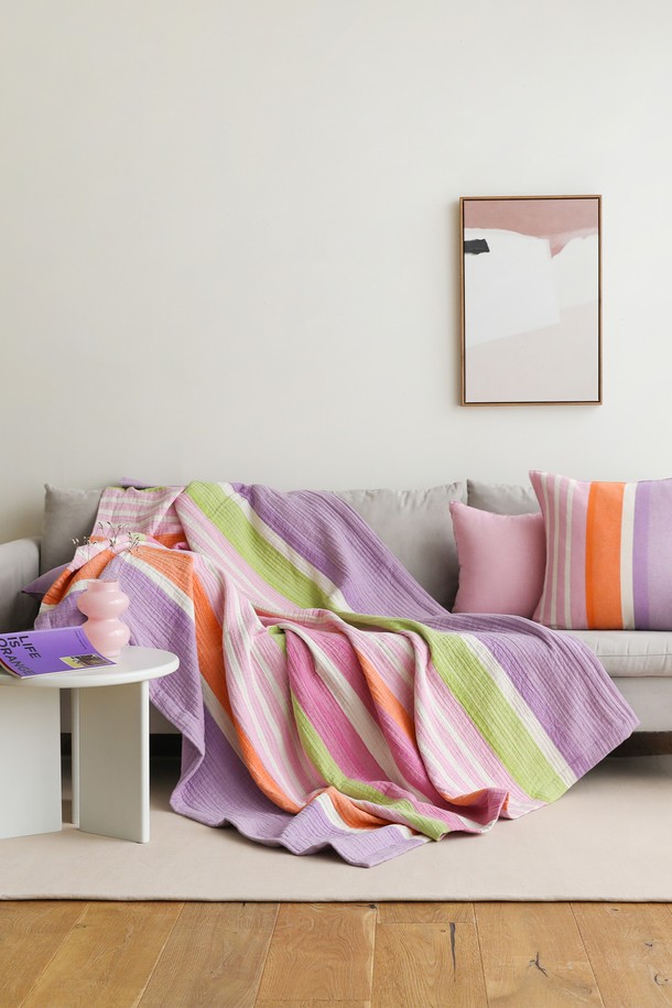 [오리고] 3중직 거즈 이불 겸 스프레드 리시안셔스 Q는 부드러운 촉감의 사계절용 침구입니다. 3중직 거즈 소재로 제작되어 흡습성이 뛰어나 쾌적한 잠자리를 제공하며, 이불과 스프레드로 모두 활용 가능합니다. 리시안셔스 디자인과 스트라이프 무늬가 조화롭게 어우러져 은은한 멋을 더합니다. 퍼플, 오렌지, 핑크, 그린 등 다채로운 컬러 옵션으로 침실 분위기를 화사하게 연출할 수 있습니다. Q 사이즈로 제작되어 다양한 침대에 적합합니다.
