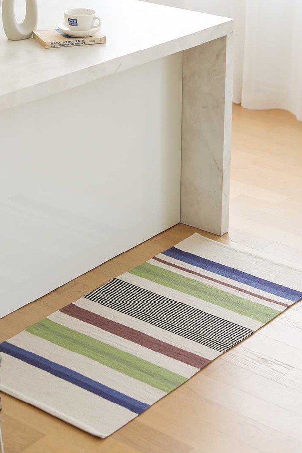 발매트 겸 다용도 러그인 "코지프레임"은 부드러운 촉감과 3cm 두께로 포근함을 선사합니다. 면과 폴리에스테르 혼방 소재에 핸드메이드 선염 기법을 더해 자연스러운 직조결을 살렸으며, 먼지 날림이 적어 위생적입니다. 흡습 및 미끄럼 방지 기능으로 현관, 베란다, 주방, 욕실, 침실, 아이방 등 다양한 공간에서 실용적으로 사용 가능합니다. "코지프레임"은 S, L 두 가지 사이즈로 출시되어, 원하는 공간에 맞춰 선택할 수 있습니다. 미색, 소록색, 갈색, 검정 4가지 컬러의 "코지프레임"으로 집안 분위기를 산뜻하게 연출해 보세요.
