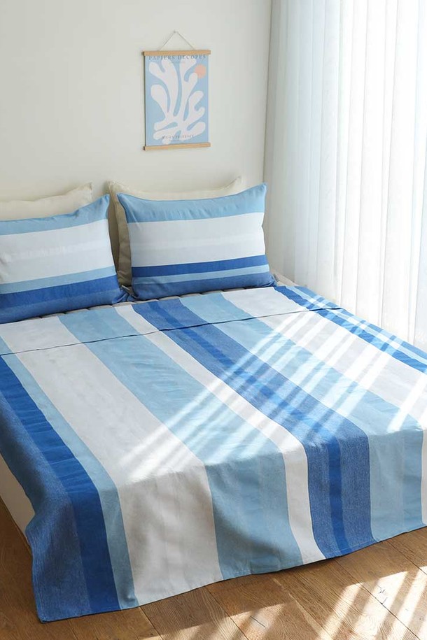 [오리고] 홑이불 겸 스프레드 160x215cm - 소파커버 퓨어스카이는 100% 유기농 수제 면으로 제작되어 부드러운 촉감을 자랑합니다. 시원한 스카이블루, 화이트, 실버그레이 색상의 스트라이프 패턴은 여름 하늘과 구름을 연상시키며, 미니멀한 스타일을 연출합니다. 흡습 기능이 있어 쾌적하게 사용할 수 있으며, 홑이불, 소파커버, 피크닉 매트 등 다용도로 활용 가능합니다. 세탁할수록 더욱 부드러워지는 특징을 가지고 있습니다. 160x215cm 사이즈로 제작되었습니다.
