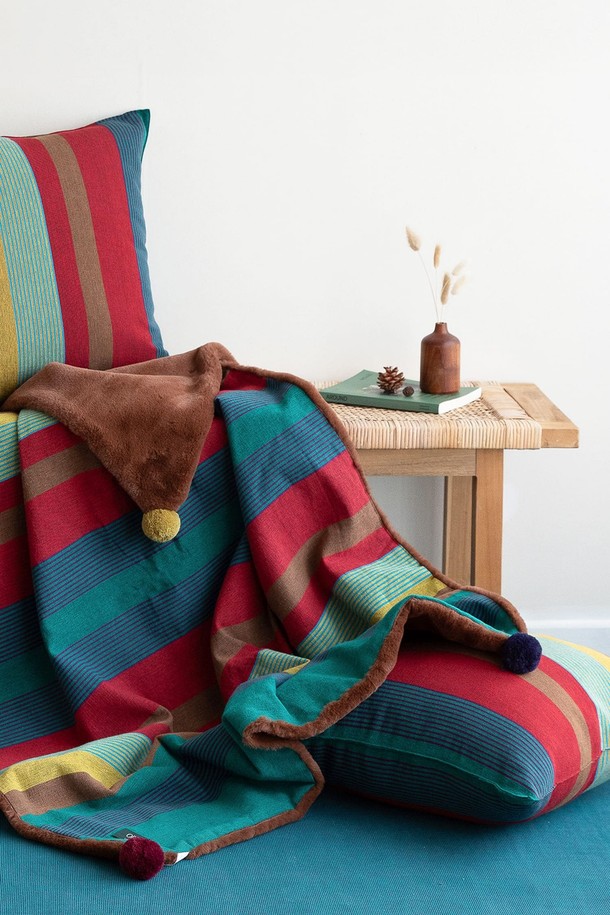 극세사 벨보아 니트방울 블랭킷 피콕스윙은 부드러운 극세사와 벨보아 소재로 제작되어 포근한 촉감을 선사합니다. 레드, 그린, 블루 컬러의 스트라이프 패턴이 캐주얼한 분위기를 연출하며, 니트방울 장식이 포인트를 더합니다. 두께감이 있어 가을과 겨울철 보온성을 높여주며, 일상생활에서 편안하게 사용할 수 있습니다.
