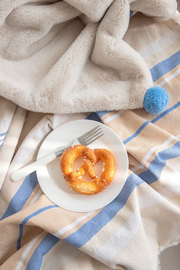 극세사 벨보아 니트방울 블랭킷 하프씰은 부드러운 극세사와 벨보아 소재로 제작되어 포근한 촉감을 선사하는 블랭킷입니다. 심플하고 베이직한 디자인에 니트방울 디테일이 더해져 포인트를 더했습니다. 가을, 겨울 시즌 침구 또는 인테리어 소품으로 활용하기 좋으며, 보온 기능으로 따뜻함을 유지해 줍니다. 화이트와 블루 두 가지 색상으로 만나볼 수 있으며, 하프 사이즈로 실용성을 더했습니다.
