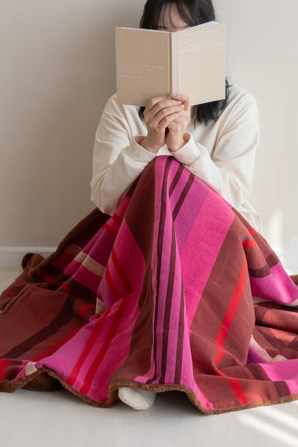 극세사 벨보아 니트방울 블랭킷 다알리아레드는 부드러운 극세사와 벨보아 소재를 사용하여 포근함을 선사합니다. 짙은 다알리아레드 컬러와 니트방울 디테일이 돋보이는 블랭킷으로, 가을과 겨울철 따뜻함을 더해줍니다. 두꺼운 두께로 보온성이 뛰어나 일상생활에서 넉넉하게 사용하기 좋습니다. 포근한 촉감으로 편안한 휴식을 취할 수 있으며, 베이직한 디자인으로 어디든 잘 어울립니다.
